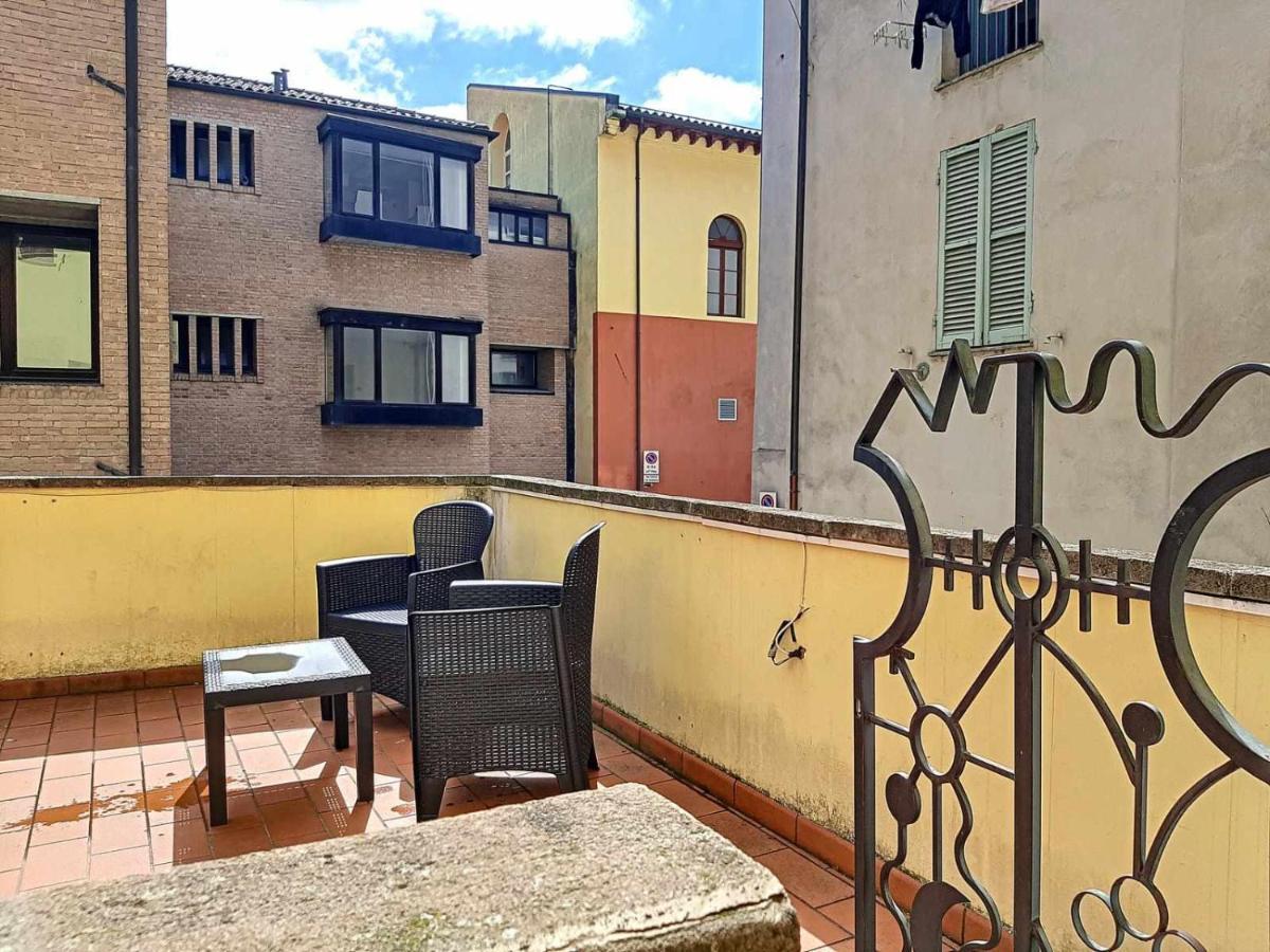 Ospitaci Appartamenti San Salvatore Фолиньо Екстериор снимка